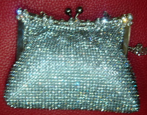 Сумка-клатч для театрального бинокля со стразами OPERA GLASSES BAG ― интерьер  мебель испания италия платки шелк шерсть бронза дорогое дерево  Капанни, предметы интерьера (мебель Италии)   paris.su Тел 89257720112 a6423260@yandex.ru 