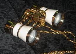 Театральный бинокль OPERA GLASSES XELOR.ru 3x25 белый с золотым Gold на цепочке-бинокль театральный кселор 3х25 опера глассес ― интерьер  мебель испания италия платки шелк шерсть бронза дорогое дерево  Капанни, предметы интерьера (мебель Италии)   paris.su Тел 89257720112 a6423260@yandex.ru 