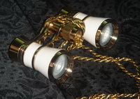 Театральный бинокль OPERA GLASSES XELOR.ru 3x25 белый с золотым Gold на цепочке-бинокль театральный кселор 3х25 опера глассес