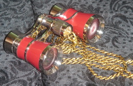 Театральный бинокль OPERA GLASSES XELOR.ru 3x25 красный с золотом  на цепочке красный бархат( RED silk velvet)-бинокль театральный кселор 3х25 опера глассес ― интерьер  мебель испания италия платки шелк шерсть бронза дорогое дерево  Капанни, предметы интерьера (мебель Италии)   paris.su Тел 89257720112 a6423260@yandex.ru 