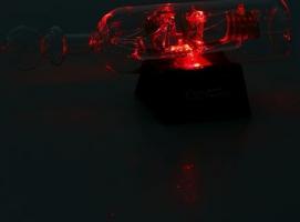 Корабль сувенирный в бутылке с тремя золотистыми парусами Семь футов под килем
